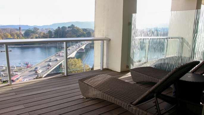 Hotel Dreams Valdivia Dış mekan fotoğraf View of the bridge from the hotel