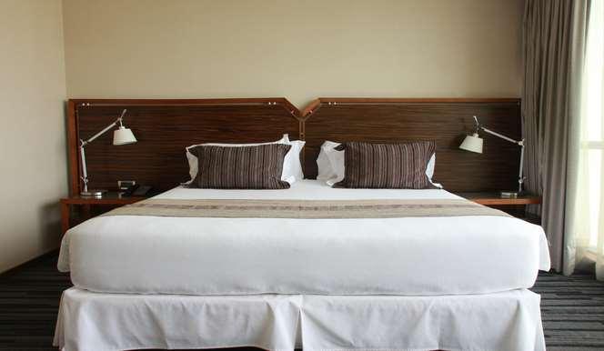Hotel Dreams Valdivia Oda fotoğraf A bed with a bed frame