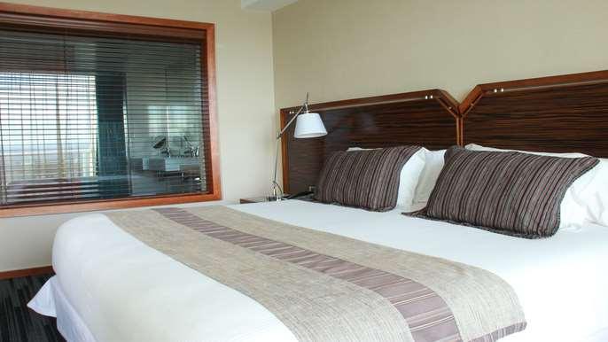 Hotel Dreams Valdivia Oda fotoğraf A bed runner