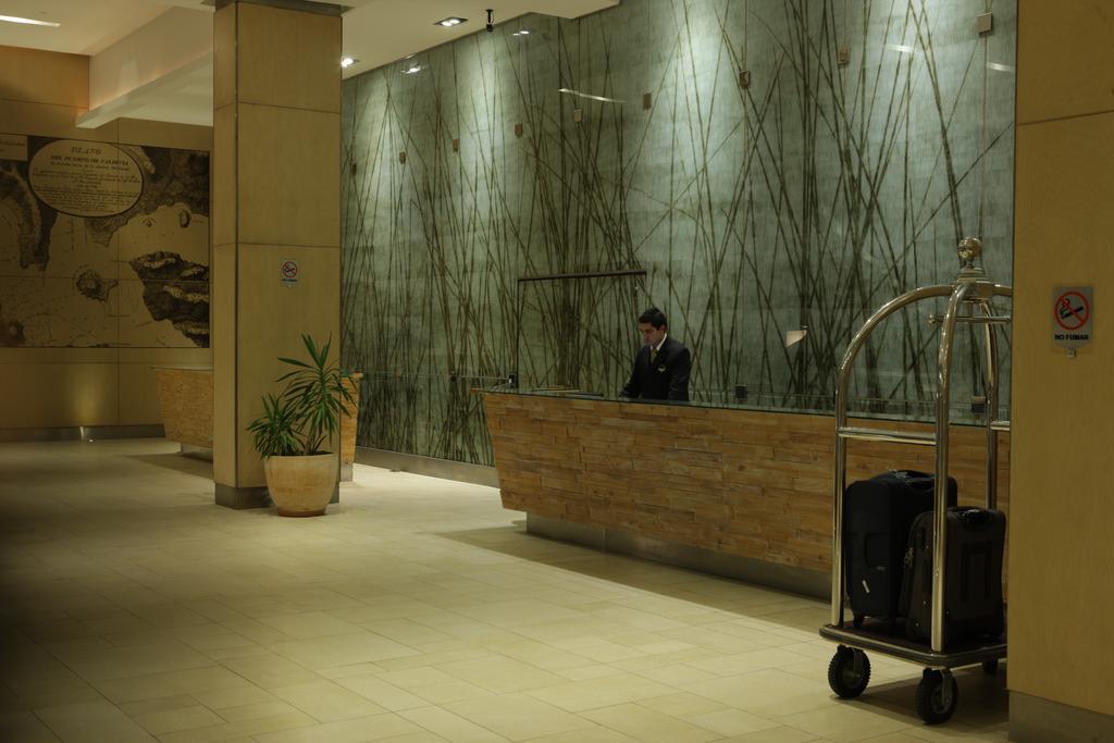 Hotel Dreams Valdivia Dış mekan fotoğraf A hotel concierge