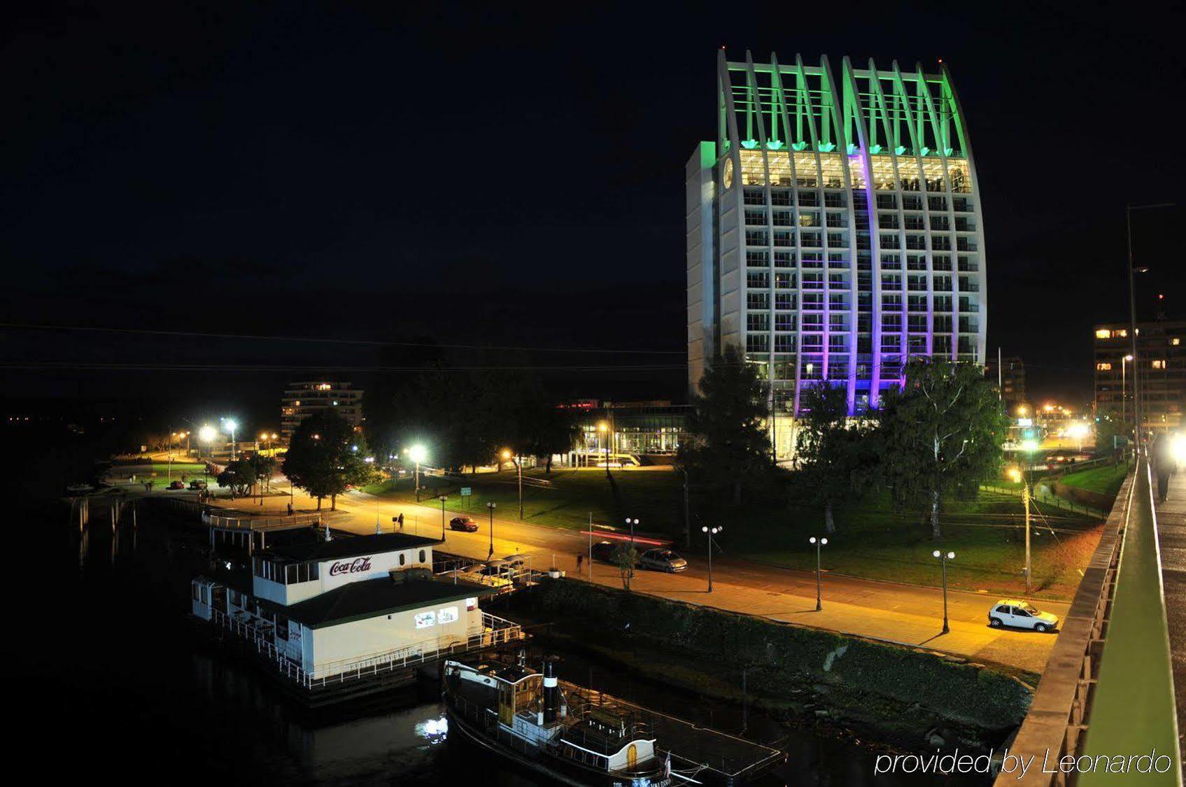 Hotel Dreams Valdivia Dış mekan fotoğraf The Riverfront Hotel at night