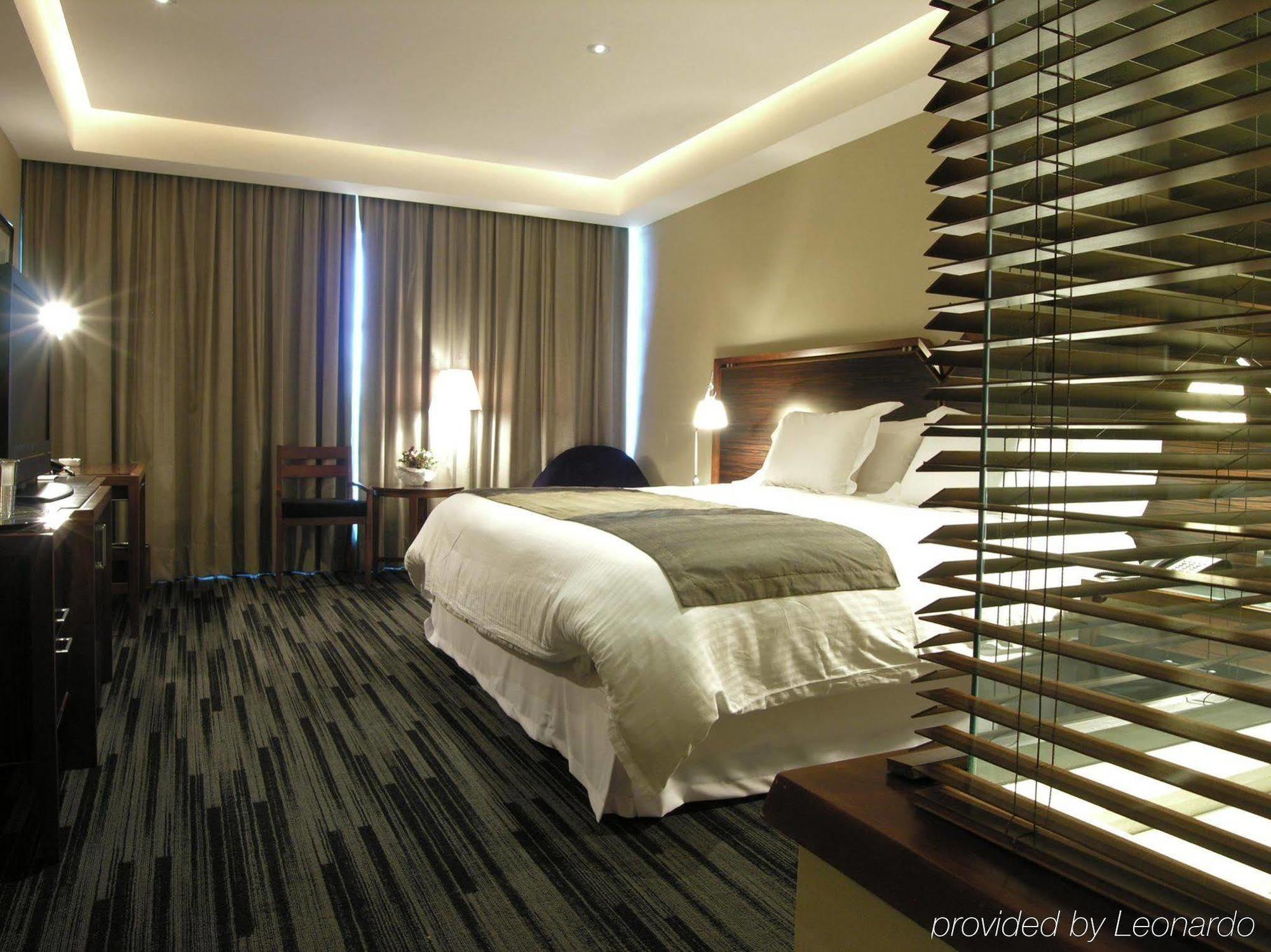Hotel Dreams Valdivia Oda fotoğraf A room at the hotel