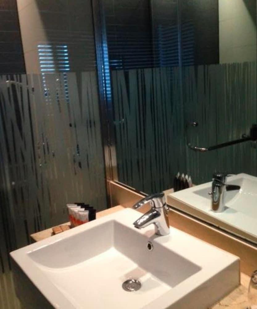 Hotel Dreams Valdivia Dış mekan fotoğraf A shower curtain