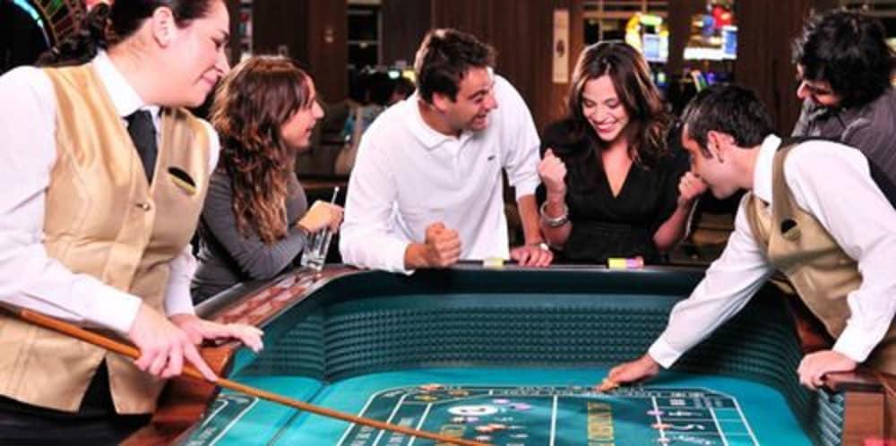 Hotel Dreams Valdivia Dış mekan fotoğraf A game of Tejo being played