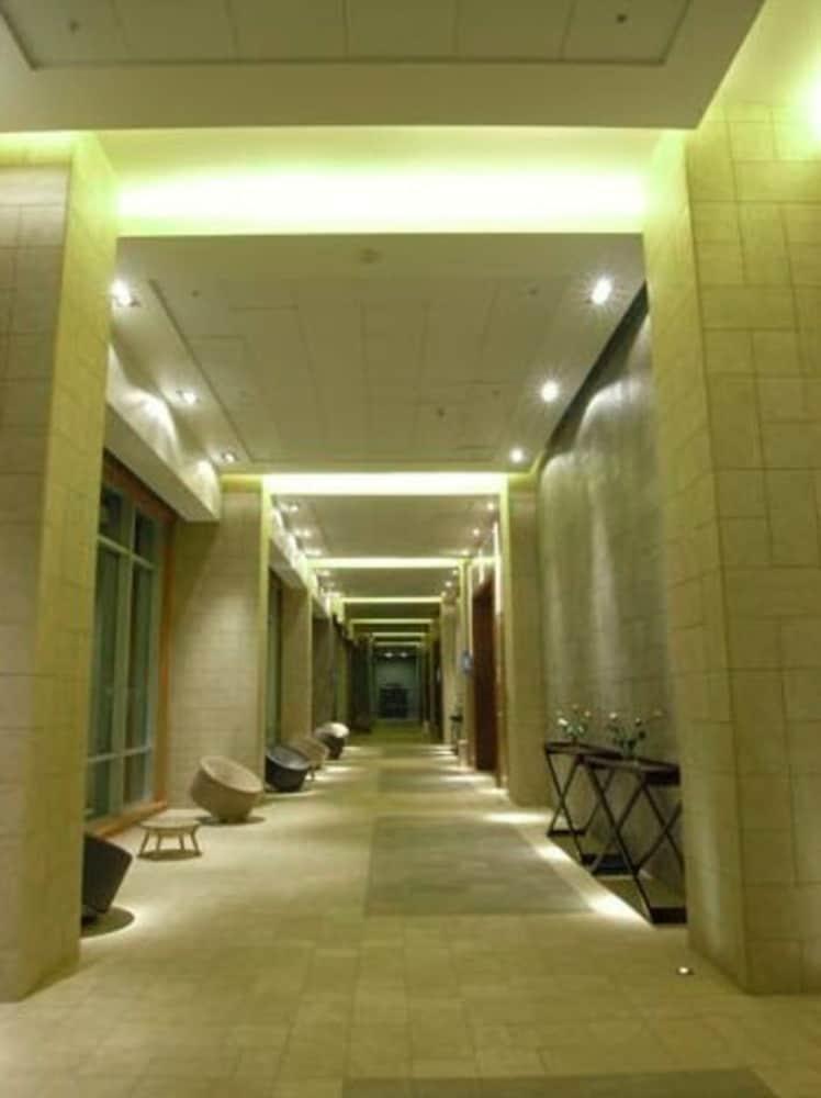 Hotel Dreams Valdivia Dış mekan fotoğraf A corridor at the hotel